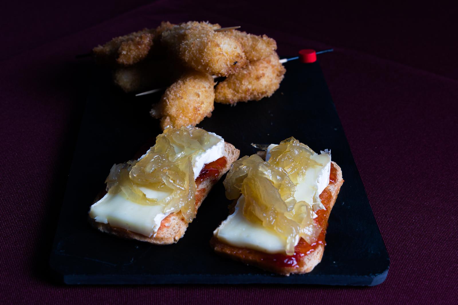 Tostadas de brie con cebolla caramelizada y langostinos del menú Cabaret 2.0