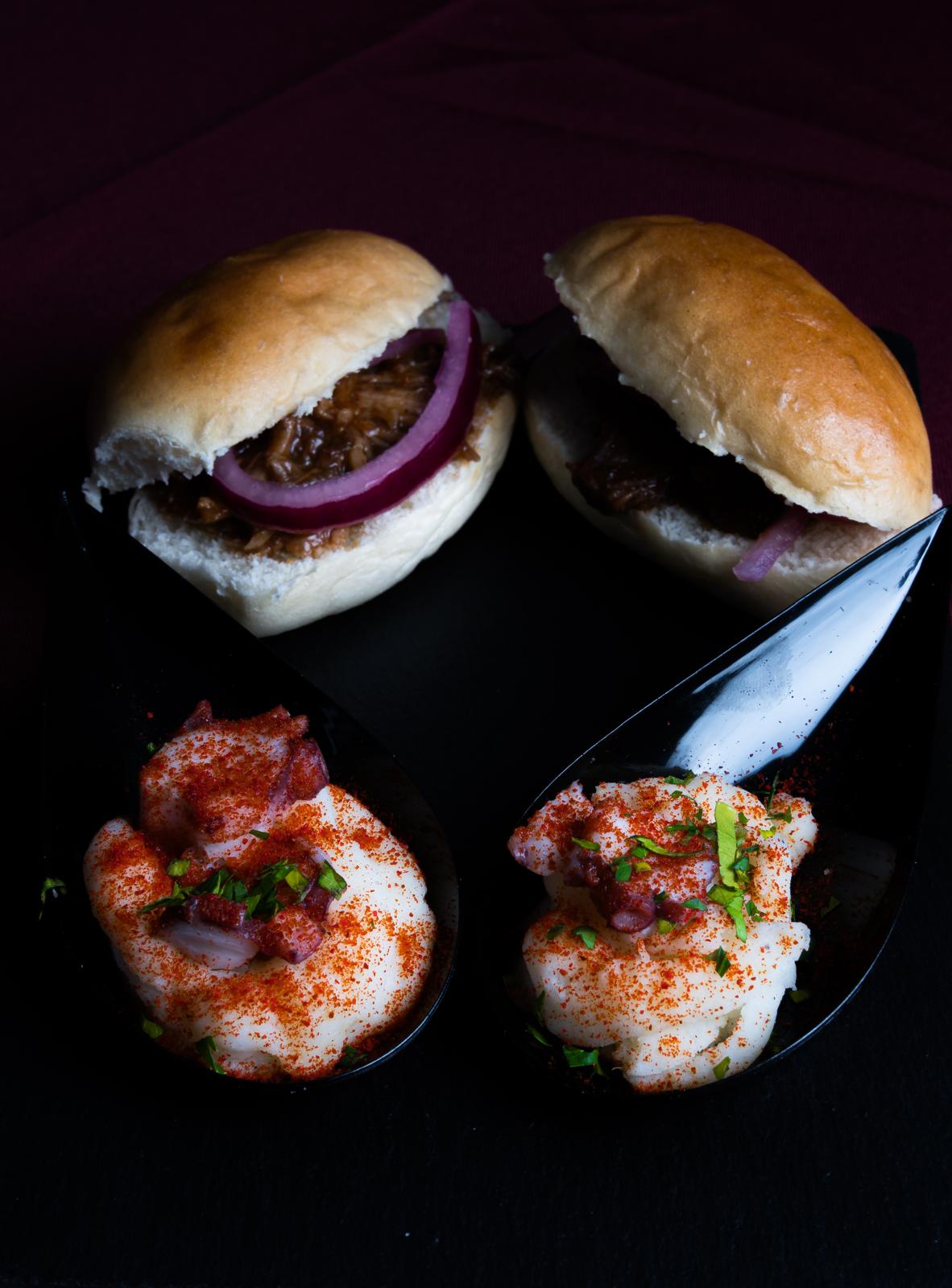Bao de carrillada y puré de patata con pulpo del menú Cabaret 2.0