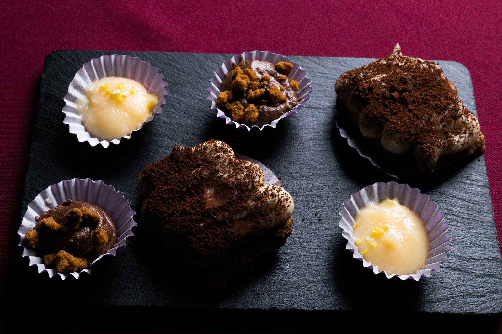 Trío de postres del Cabaret servido sobre pizarra negra