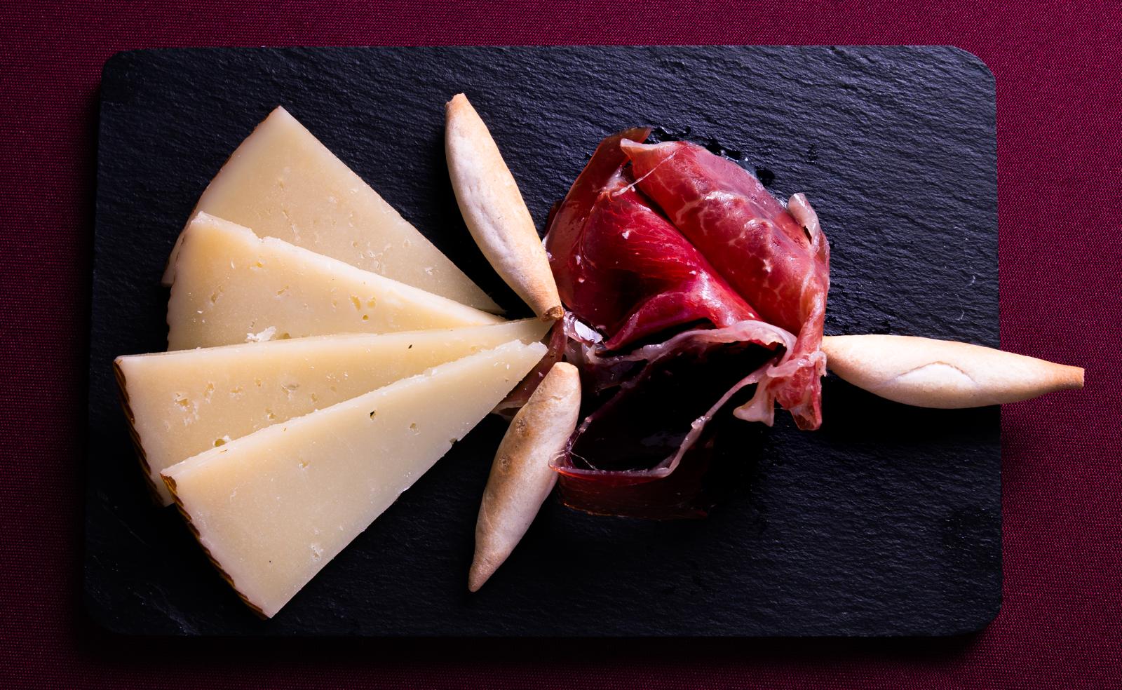 Jamón ibérico y queso manchego en detalle