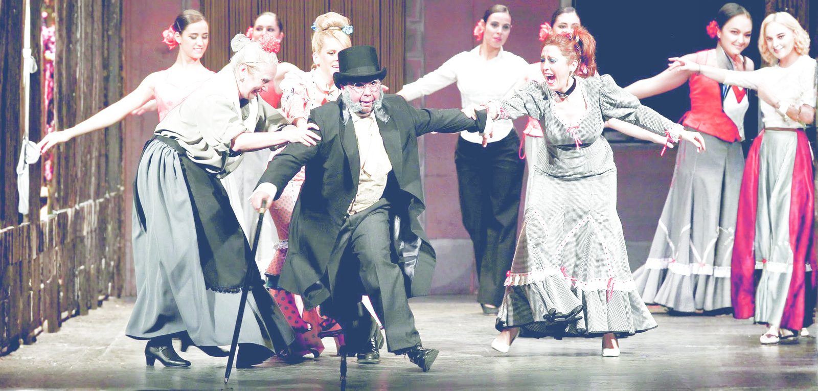 Escena coral de La Verbena de la Paloma con el elenco en la plaza