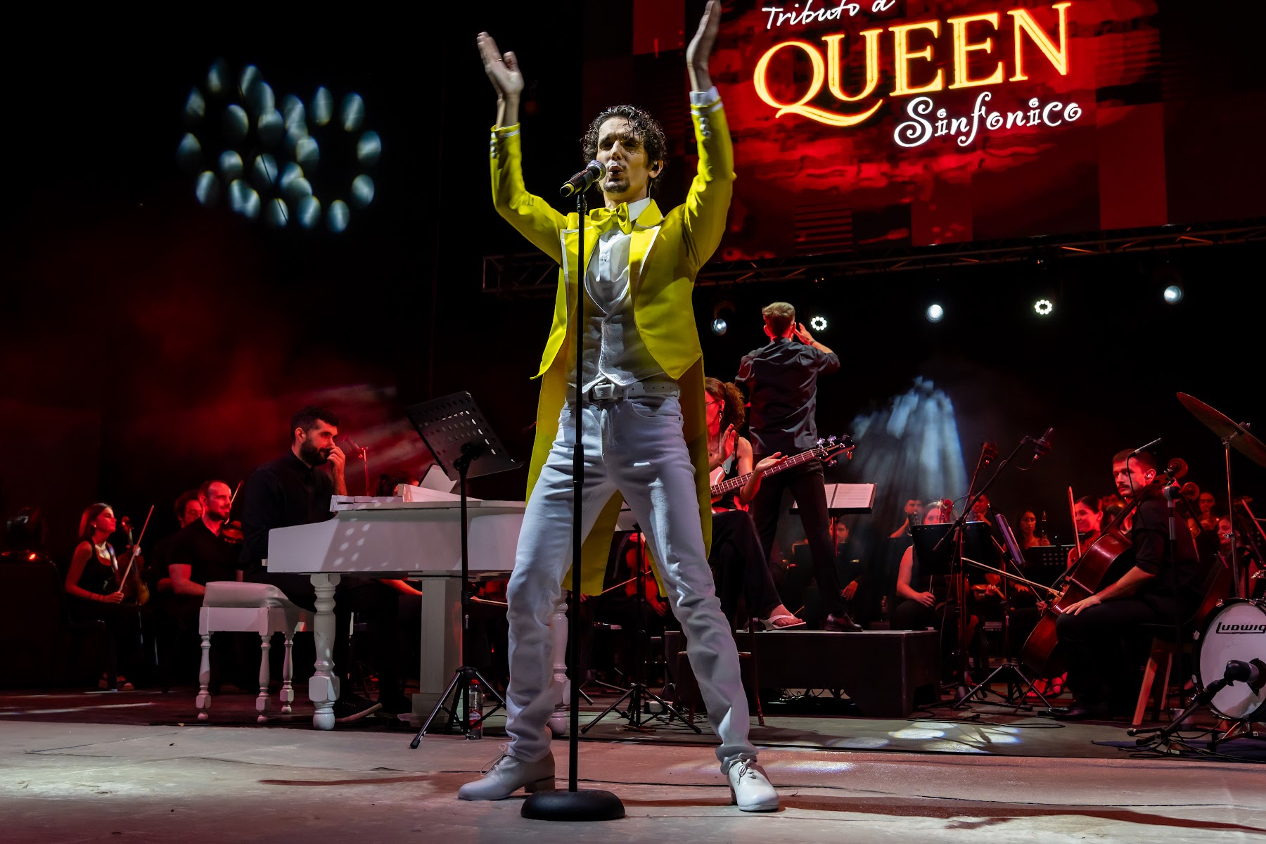 Queen Sinf&oacute;nico en directo con solista, banda y orquesta