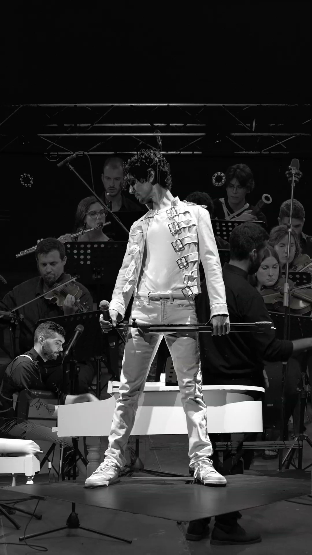 Solista y orquesta de Queen Sinf&oacute;nico en escena